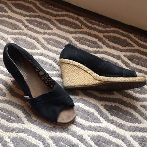 TOMS black canvas wedges